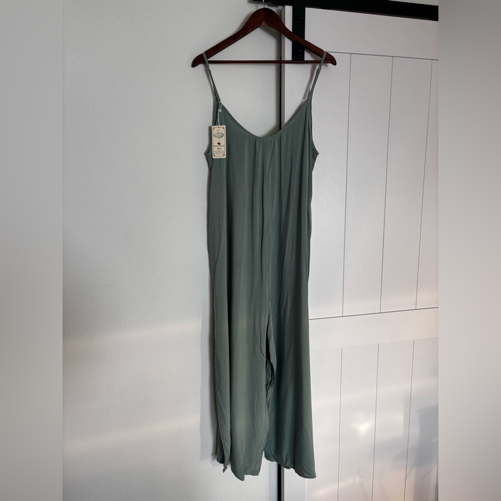 NWT - Chic Green Sleeveless Romper by Buenos Ninos